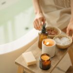 Trækbakke ved et badekar med tændte stearinlys, badesalt, sæbe og olie som sensoriske detaljer
